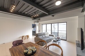 Comfort-lejlighed - byudsigt | Spisning på værelset