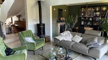 Televisie, een open haard, een stereo en een computerscherm