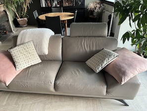 Tv, eldstad, en stereo och datorskärmar