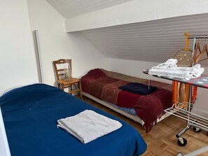 4 Schlafzimmer, Schreibtisch, Bügeleisen/Bügelbrett, WLAN