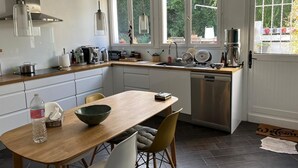 Mikrobølgeovn, ovn, kokeplater og oppvaskmaskin