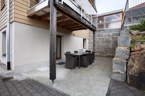 Outdoor dining - Cozy Black Forest Apartment 'Stein' with Fireplace, Private Terrace & Wi-Fi (Häusern)