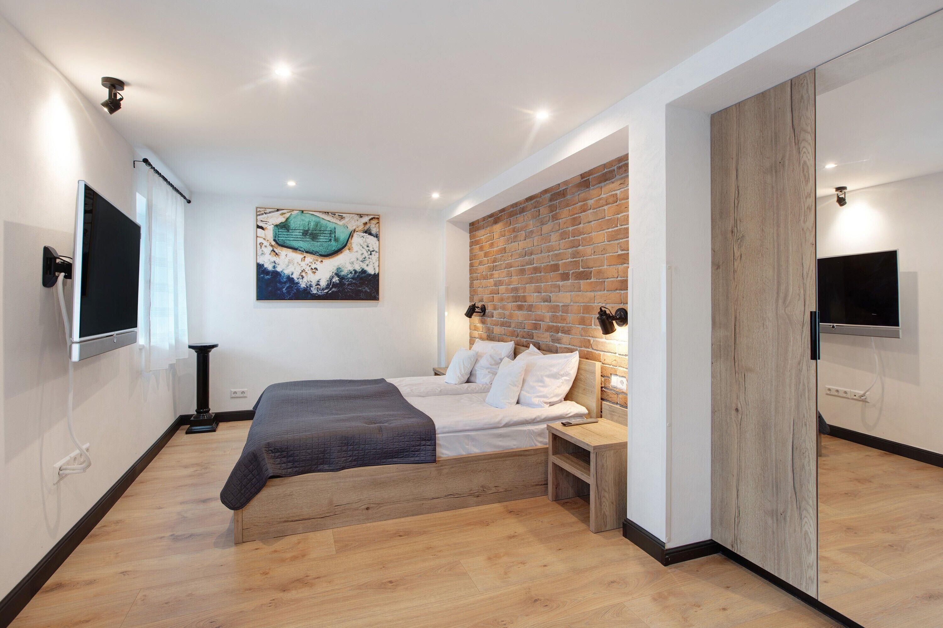 2 habitaciones, escritorio, tabla de planchar con plancha y wifi gratis 