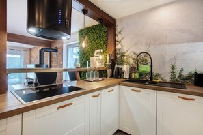 Geladeira, micro-ondas, fogão, cooktop