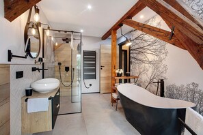 Dusche, kostenlose Toilettenartikel, Haartrockner, Handtücher