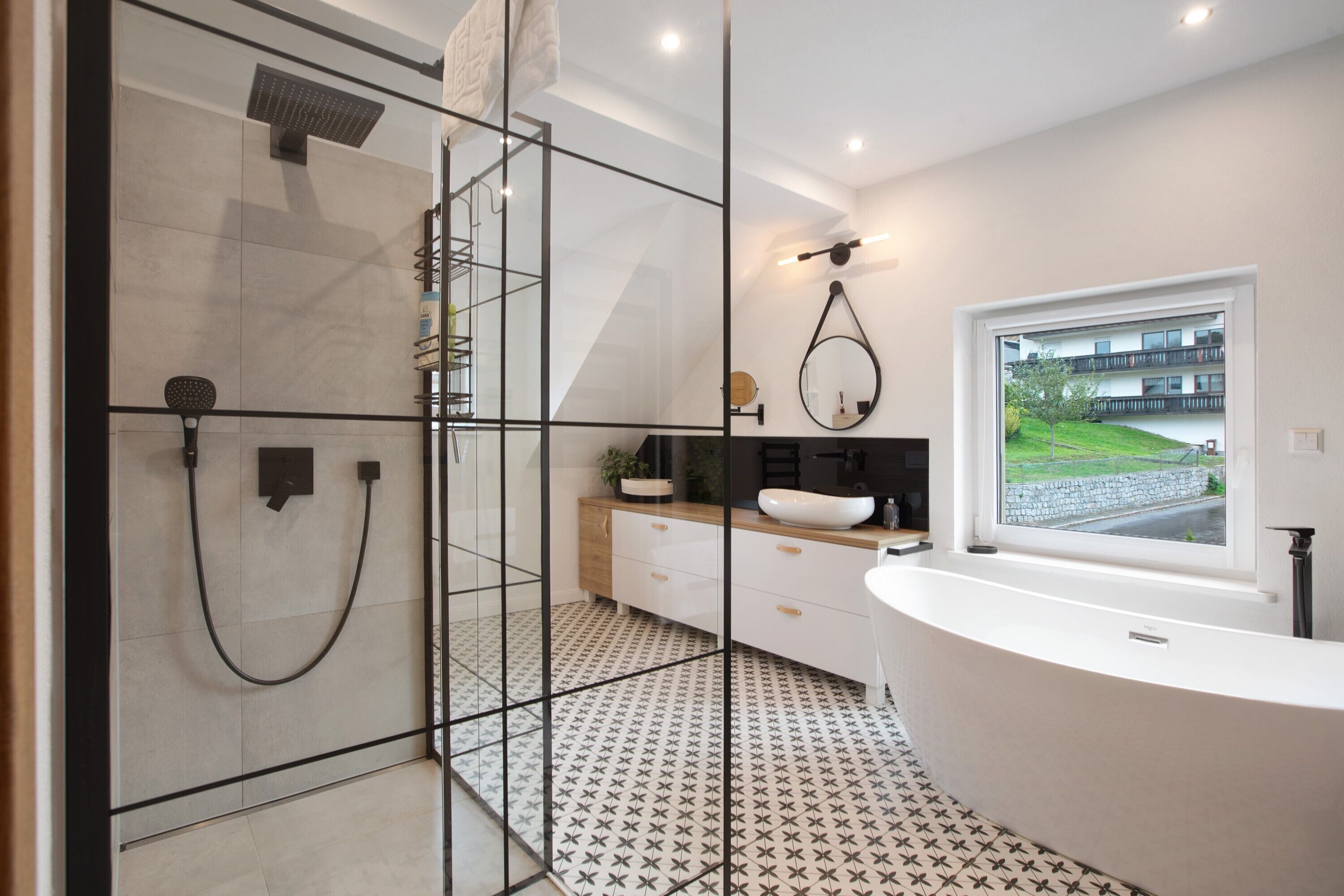 Douche, articles de toilette gratuits, sèche-cheveux