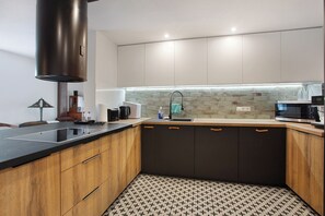 Geladeira, micro-ondas, fogão, cooktop