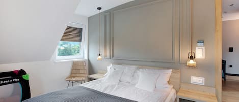 3 bedrooms, desk, iron/ironing board, free WiFi
