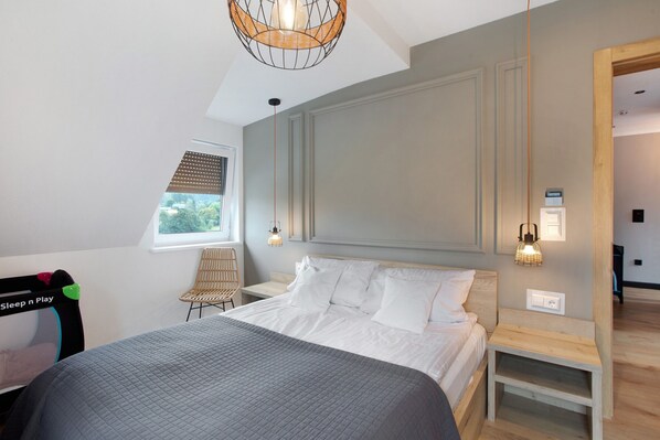 3 bedrooms, desk, iron/ironing board, free WiFi