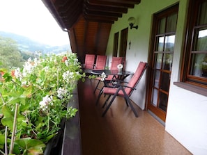 Outdoor dining - Apartment 'Ferienwohnung Moog' with Shared Garden, Balcony and Wi-Fi (Steinach)