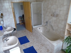 Douche, articles de toilette gratuits, sèche-cheveux