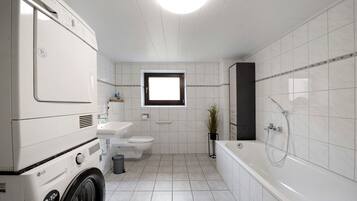 Dusche, Haartrockner, Handtücher