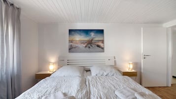 3 bedrooms, bed sheets