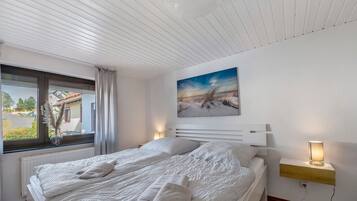 3 bedrooms, bed sheets