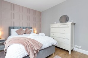 2 bedrooms, desk, iron/ironing board, WiFi