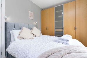 2 bedrooms, desk, iron/ironing board, WiFi - Bright and modern 2 bed flat with parking and a garden you can relax in (Edinburgh)