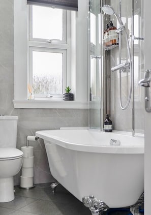 Haartrockner, Handtücher, Seife, Shampoo