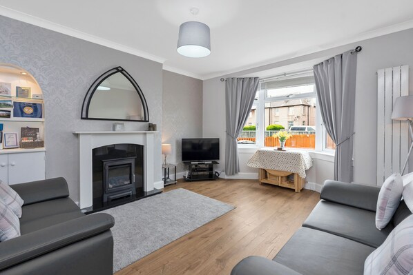 Smart TV, fireplace - Bright and modern 2 bed flat with parking and a garden you can relax in (Edinburgh)