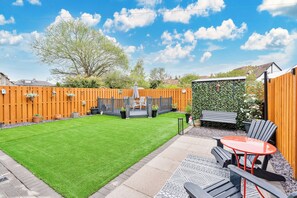 Outdoor dining - Bright and modern 2 bed flat with parking and a garden you can relax in (Edinburgh)