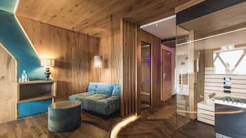 Suite Deluxe | Minibar, desk, laptop workspace, soundproofing