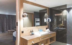 Junior Suite Lifestyle | Bathroom | Free toiletries, hair dryer, bathrobes, bidet - Terentnerhof active & lifestyle hotel  (Terento)