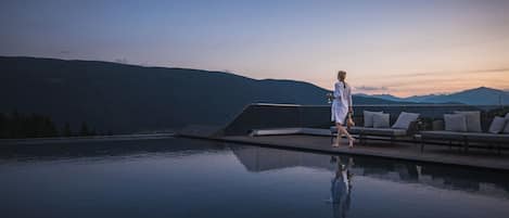 Alberca techada y 2 albercas al aire libre