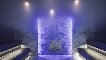 Un interior moderno con una pared central que evoca hielo, bancos e iluminación empotrada.