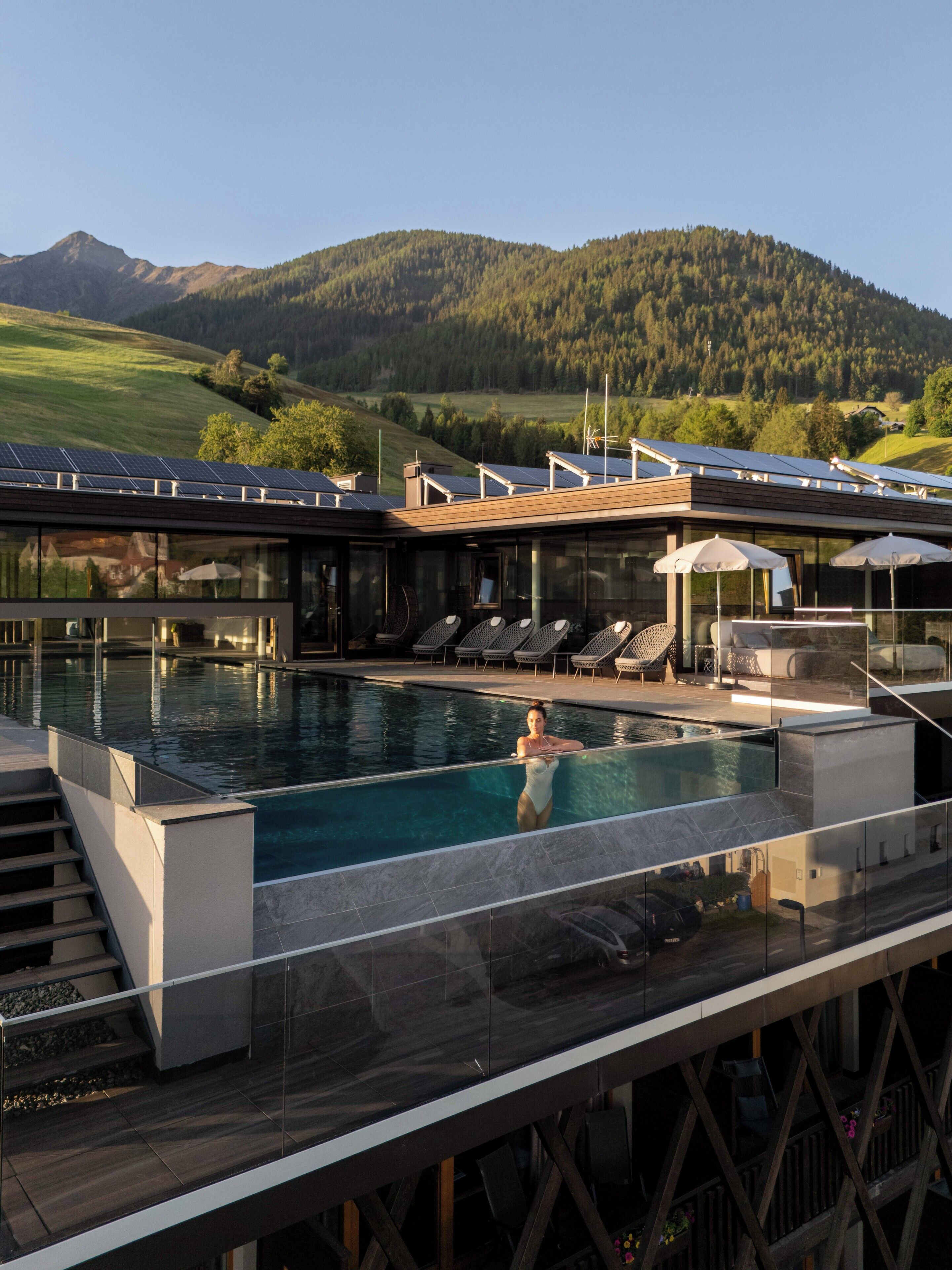 Indoor pool, 2 outdoor pools