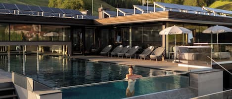 Indoor pool, 2 outdoor pools