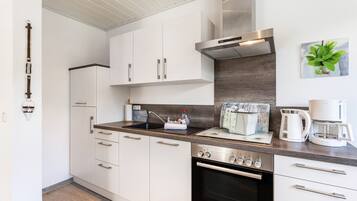 Kühlschrank, Mikrowelle, Ofen, Herdplatte