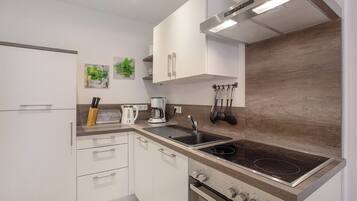 Køleskab, mikrobølgeovn, ovn, kogeplade