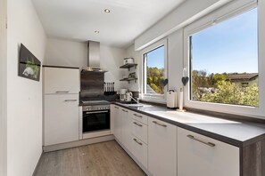 Frigorifero, forno, piano cottura, lavastoviglie