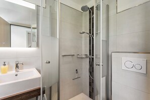 Douche, sĂšche-cheveux, serviettes fournies