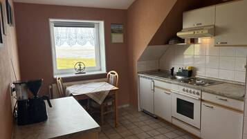 Kühlschrank, Ofen, Herdplatte, Wasserkocher mit Kaffee-/Teezubehör