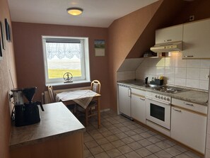 Réfrigérateur, four, plaque de cuisson, cafetiÚre/bouilloire