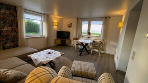 TV - Apartment 'Ferienwohnung Föhr' with Sea View, Shared Terrace and Wi-Fi (Langeneß)