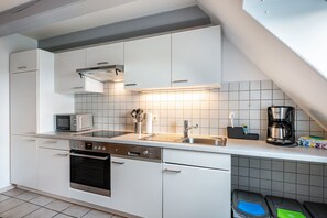 Een koelkast, een microgolfoven, een oven, een kookplaat