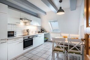 Fridge, microwave, oven, stovetop - Apartment 'Ferienwohnung Amrum' with Sea View, Shared Terrace and Wi-Fi (Langeneß)