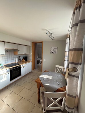 Fridge, microwave, oven, stovetop - Apartment 'Ferienwohnung Helgoland' with Sea View, Shared Terrace and Wi-Fi (Langeneß)