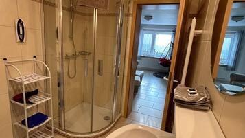 Dusche, Haartrockner, Handtücher