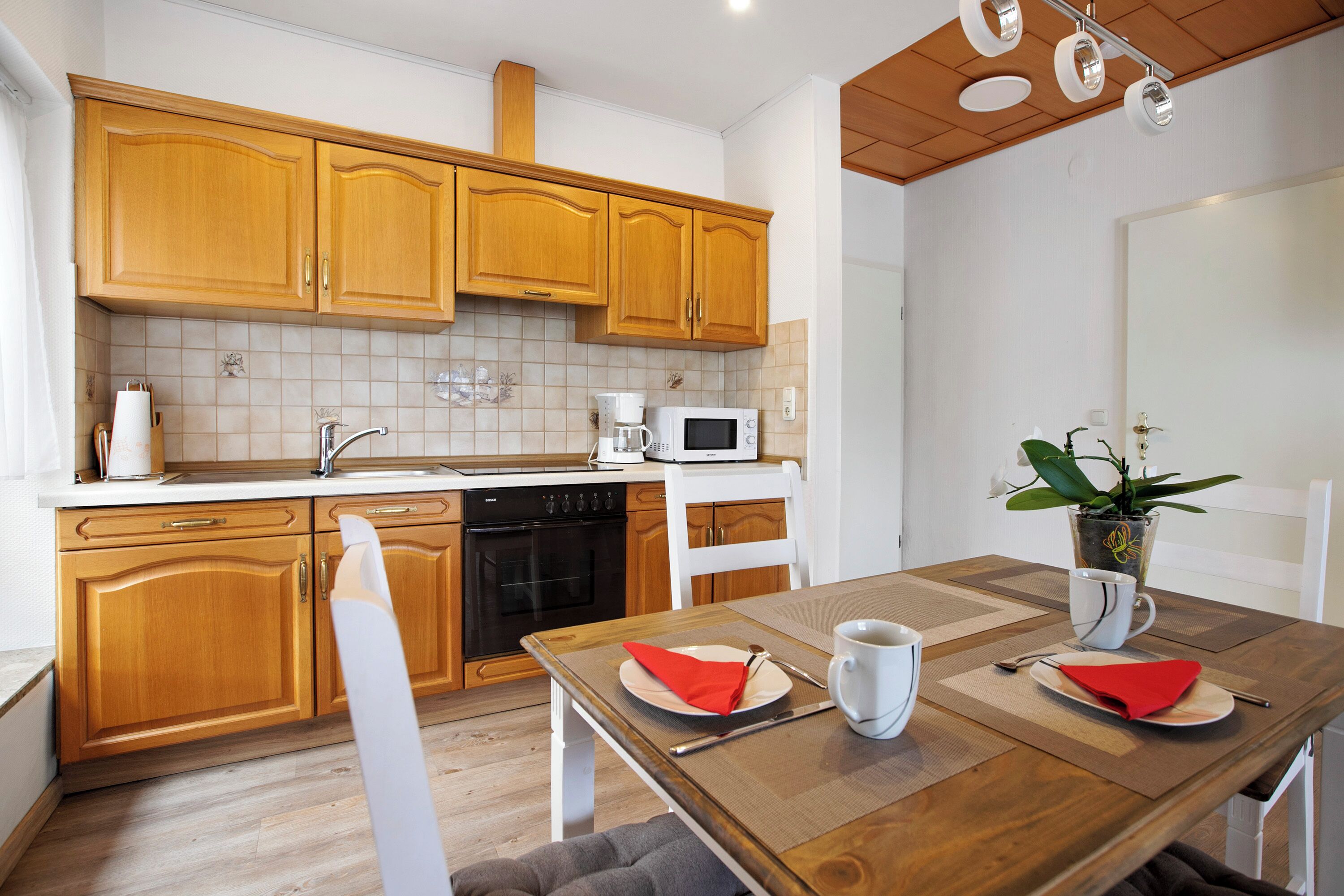 冷蔵庫、電子レンジ、オーブン、コンロ