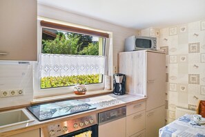 Frigorifero, microonde, forno, piano cottura