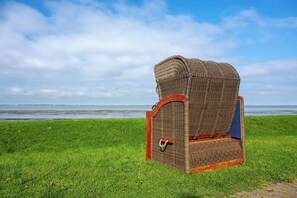 Property grounds - Apartment 'Watt'nblick' with Sea View, Shared Garden and Wi-Fi (Langeneß)