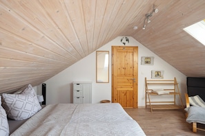 2 bedrooms, iron/ironing board, free WiFi, bed sheets