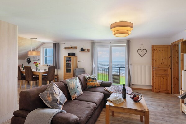 TV, DVD player, stereo - Apartment 'Watt'nblick' with Sea View, Shared Garden and Wi-Fi (Langeneß)