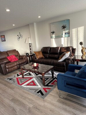 Living area - Luxury 3 bed. 1 king, 1 queen,1 double. Best loca (Edmonton)