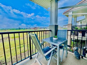 Outdoor dining - Luxury 3 bed. 1 king, 1 queen,1 double. Best loca (Edmonton)