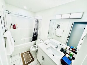 Secador de cabelo, toalhas de banho, sabonete, papel higiênico
