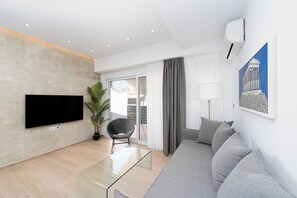 Luxury-Apartment | Wohnzimmer | 50-Zoll-Fernseher mit Kabelempfang