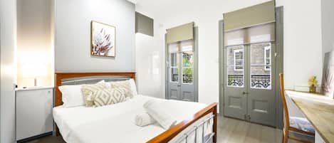 4 habitaciones, tabla de planchar con plancha, wifi y ropa de cama